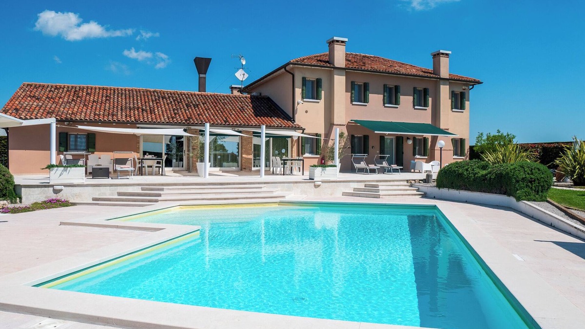 Cavarzere Apartment | DAISY Luxury Apt in Villa, Patio, Pool, Hot Jacuzzi, A/C, WiFi, Gym, Sauna