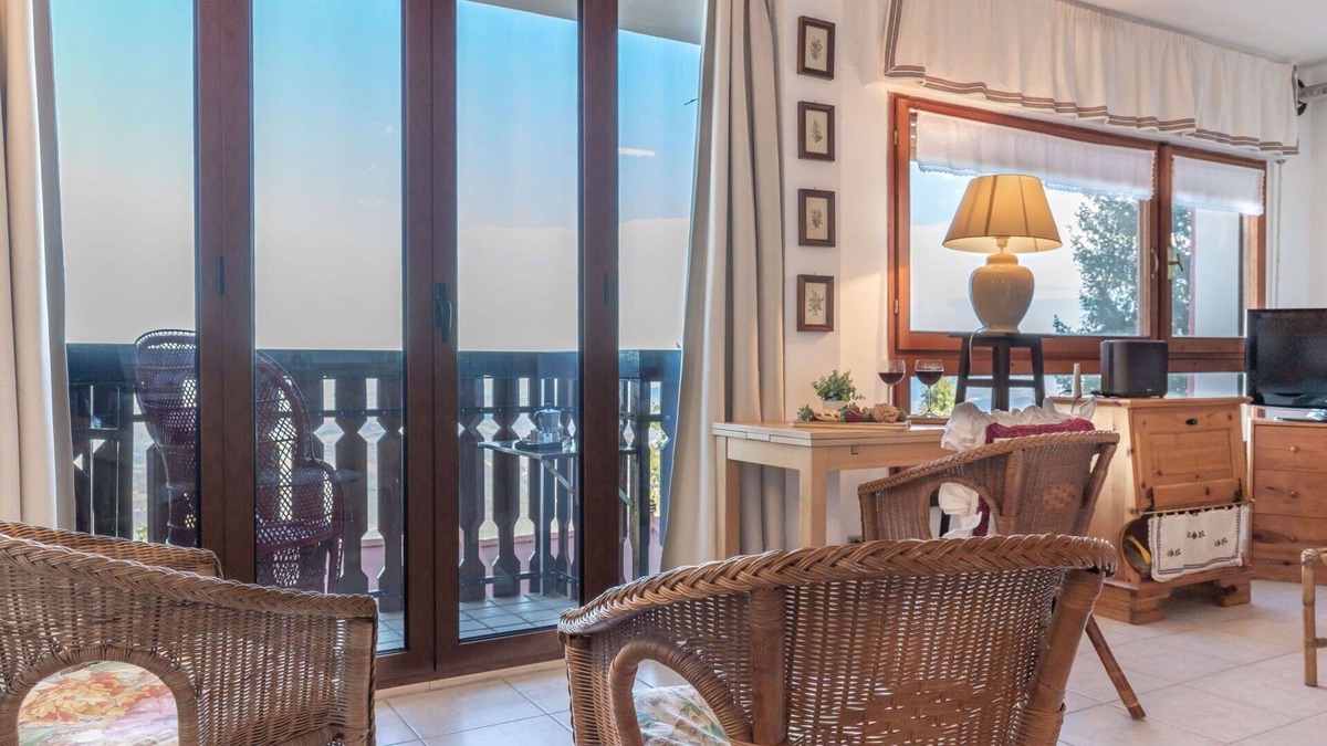 Sarnano Apartment | Cosy apartment for 4 people with WIFI, TV, balcony, pets allowed, panoramic view and parking