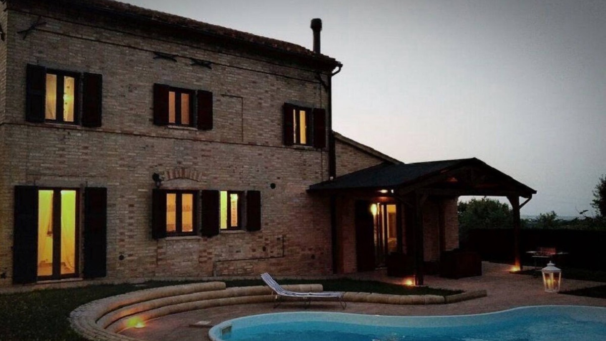 Loro Piceno Villa | Italian villa with swimming pool, 5 minutes to the town