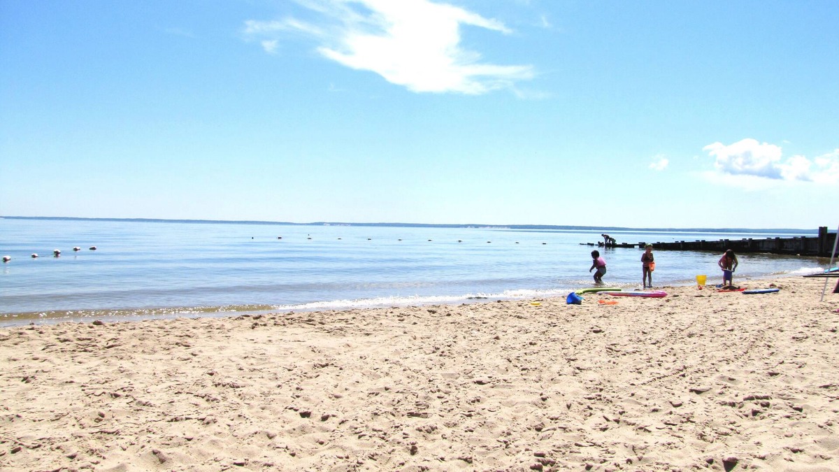 Mattituck Cottage | It’s All About the Beach ~ 3 minute walk to private sandy Bay Beach