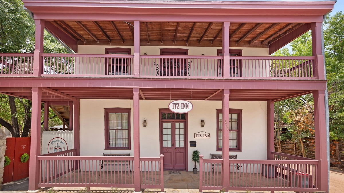 Fredericksburg Hotel | Itz Inn Back Courtyard Suite | Sleeps 2 | Next to Hondo's On Main Street