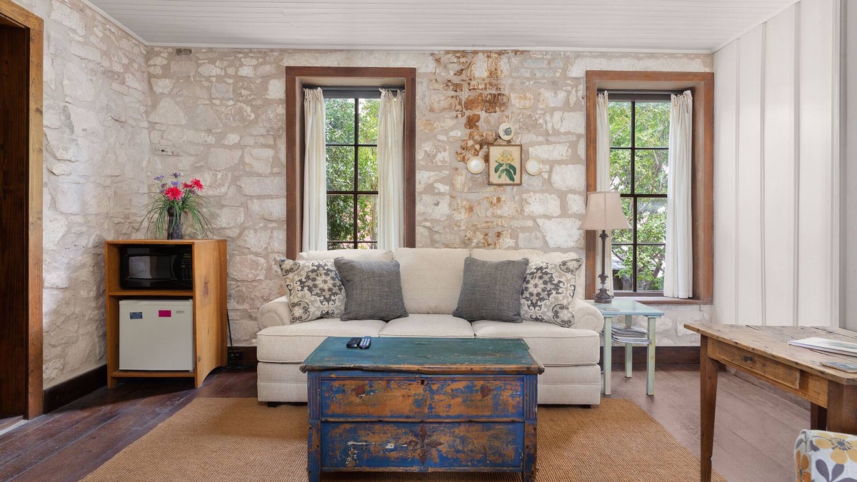 Fredericksburg Hotel | Itz Inn Back Privacy Suite | Sleeps 2 | Next to Hondo's On Main Street