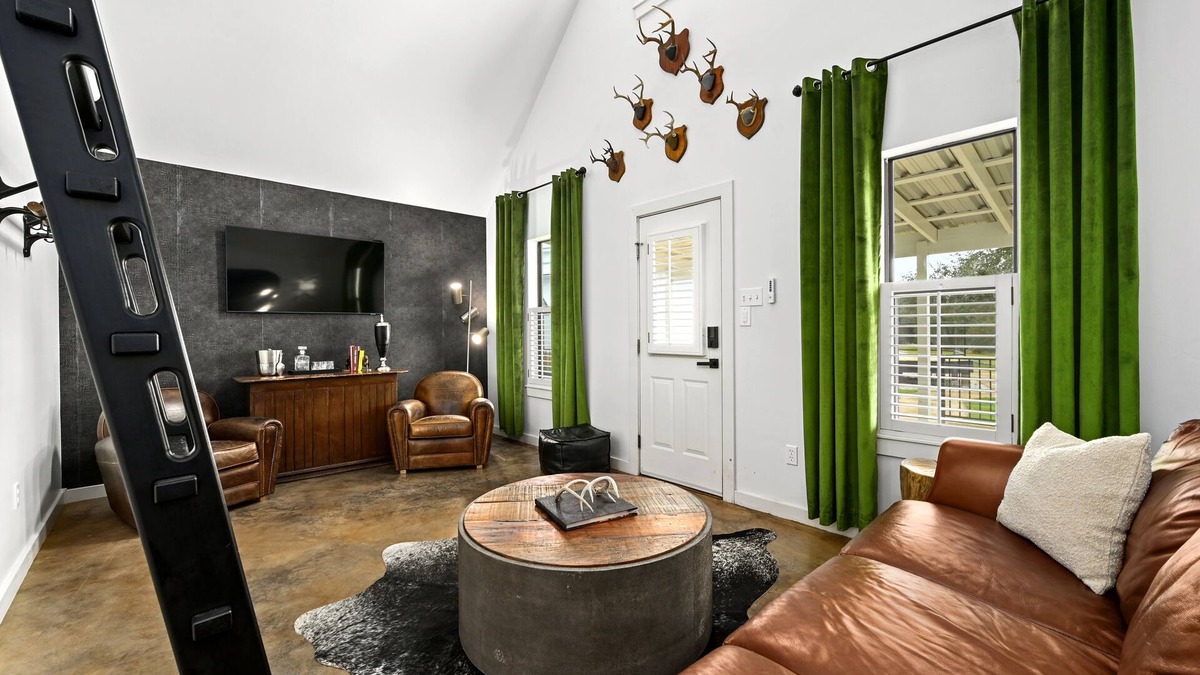 Dripping Springs Cottage | 'Ivy Cottage' - Hill Country Views at Allegro!