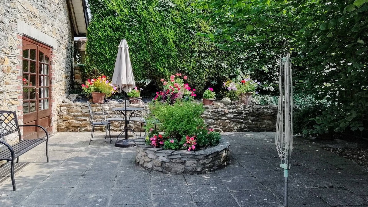 Sancton Cottage | Ivy Cottage is a former granary situated in the village of Sancton.