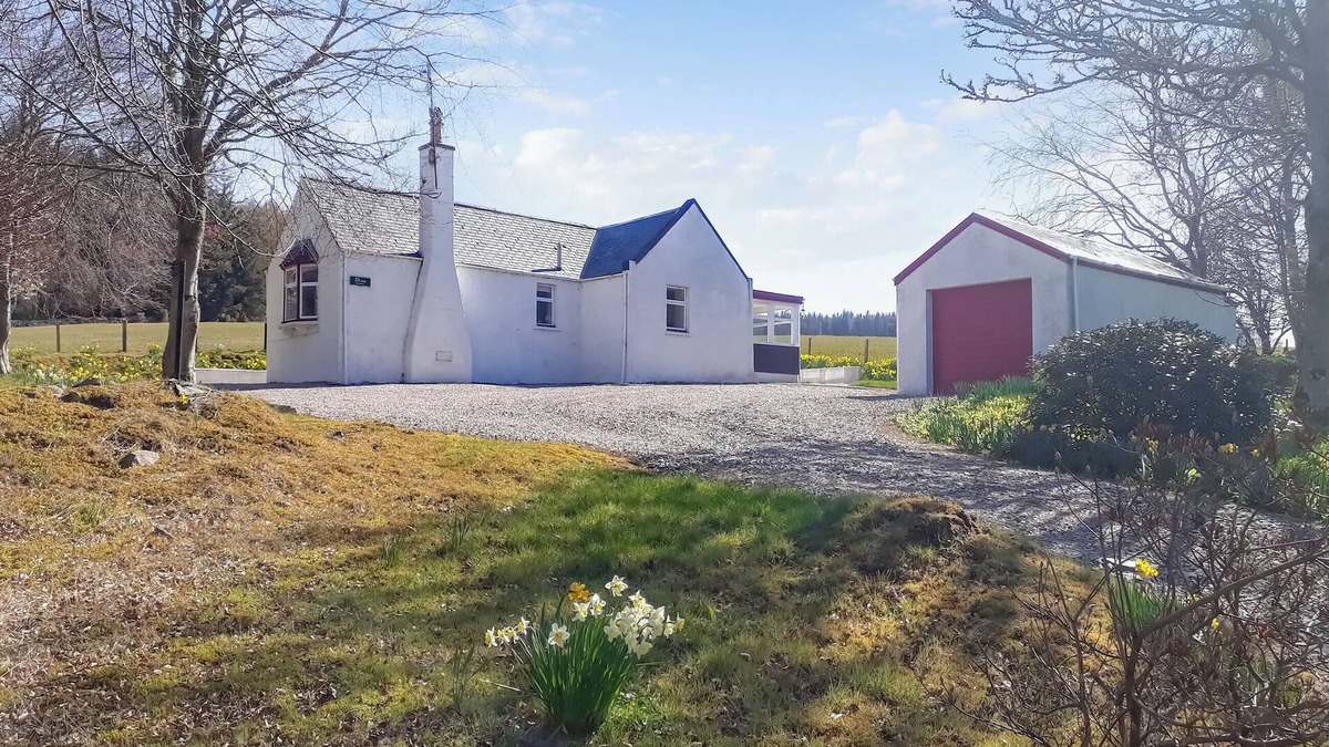 Turriff Cottage | Ivy Cottage is located in the beautiful surroundings of the Mountblairy Estate.