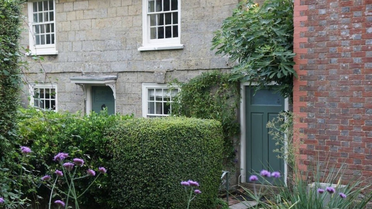 Pulborough House | IVY COTTAGE PULBOROUGH