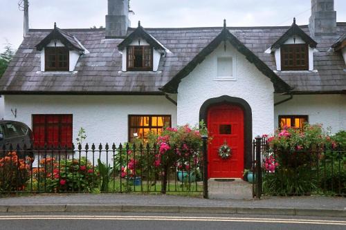 Killarney House | Ivy Cottage Steps from Killarney National Park