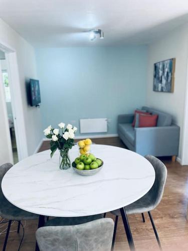 Golders Green Apartment | Ivy Cottage Two Bedroom & Garden in Temple Fortune