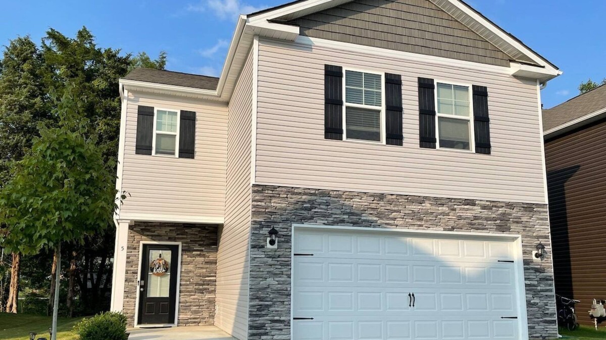 Clinton House | Ivy Manor Summary: Br