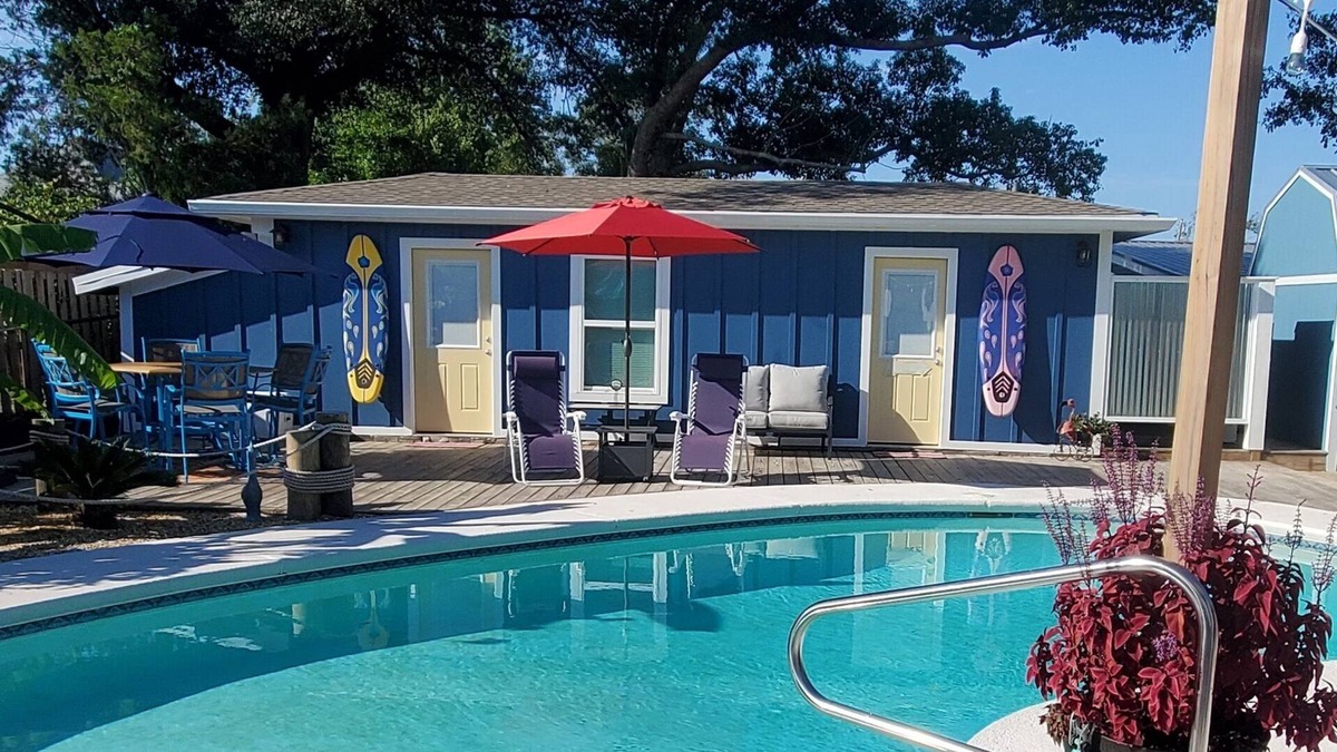 Pretty Bayou House | Ivy Palms Retreat (Private Pool House!)
