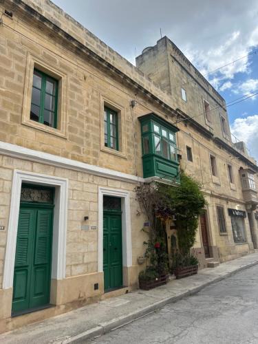 Paola Apartment | Ivy - Paola Modern Townhouse