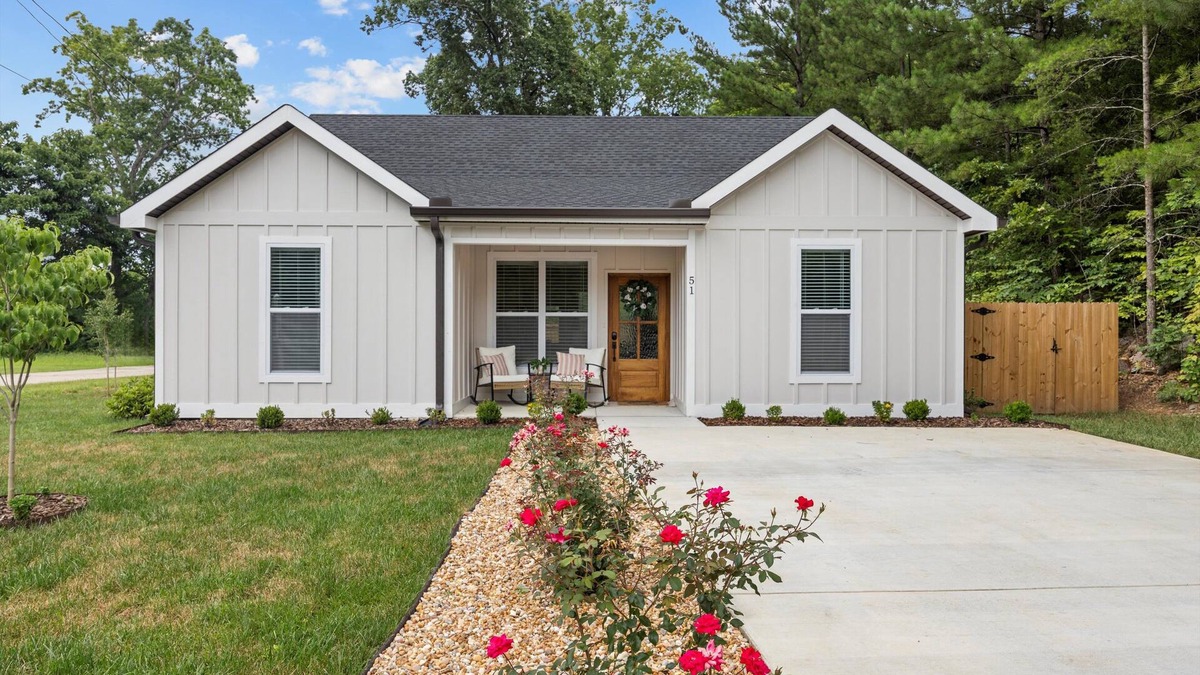 Chickamauga House | Ivy Villa | Adorable home in Chickamauga!