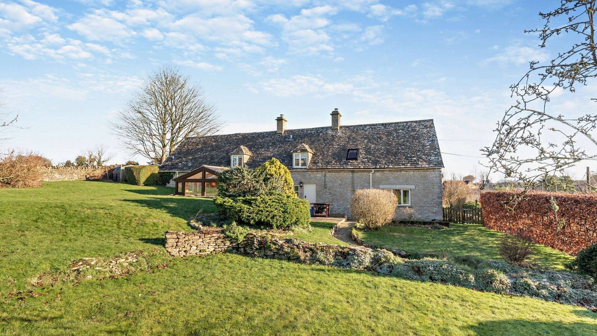 Elkstone Cottage | Ivycroft Cottage - a cottage that sleeps 6 guests in 3 bedrooms
