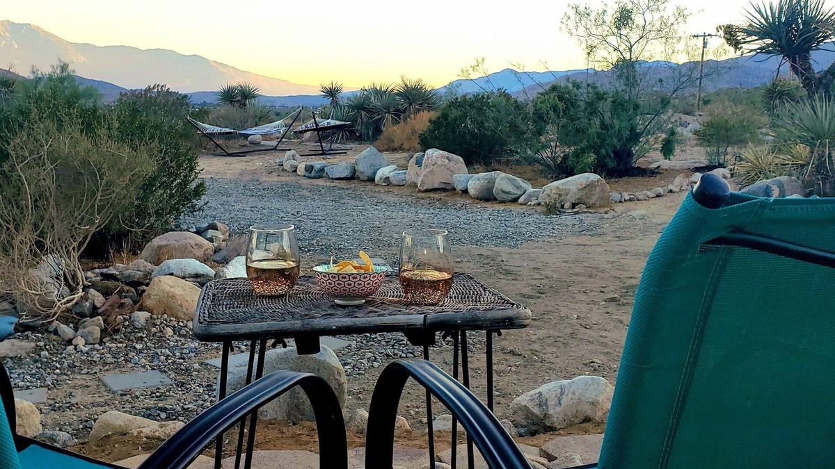 Morongo Valley House | J&B Desert Hideaway Gateway to the Desert; Stunning Views Hot Tub Outdoor Shower