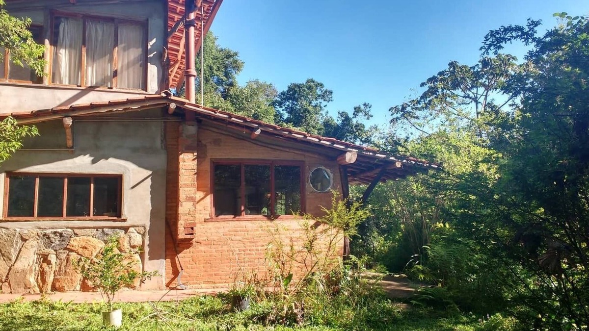 Aiuruoca House | Jacarandá Corner -House in the Matutu Valley