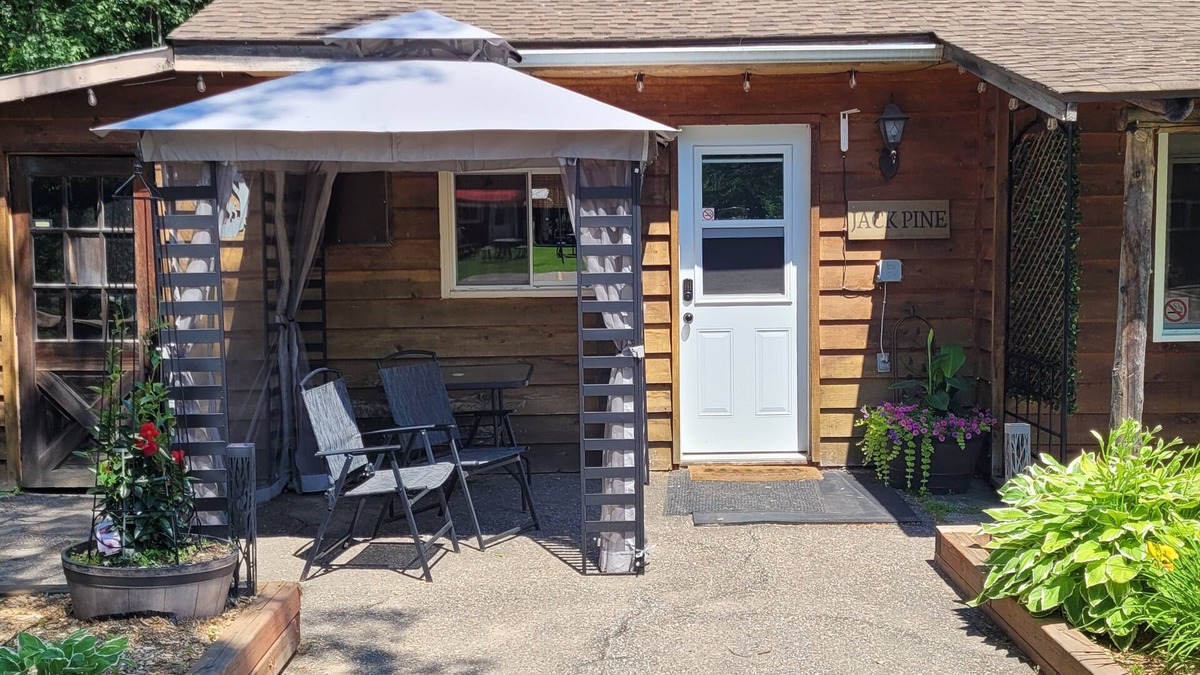 Petawawa House | Jack Pine Cabin at Pine Ridge Park