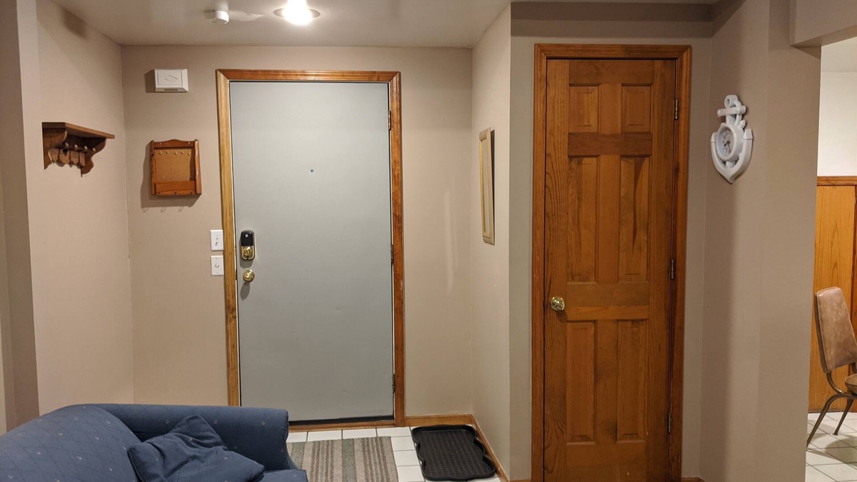 Monroe Apartment | Jack's Joint's Fully Furnished Apt # 1 near water sports and downtown!