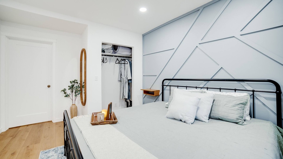 Kellogg House | Jackass Manor/8 beds sleeps 11/Hot tub/locally owned.