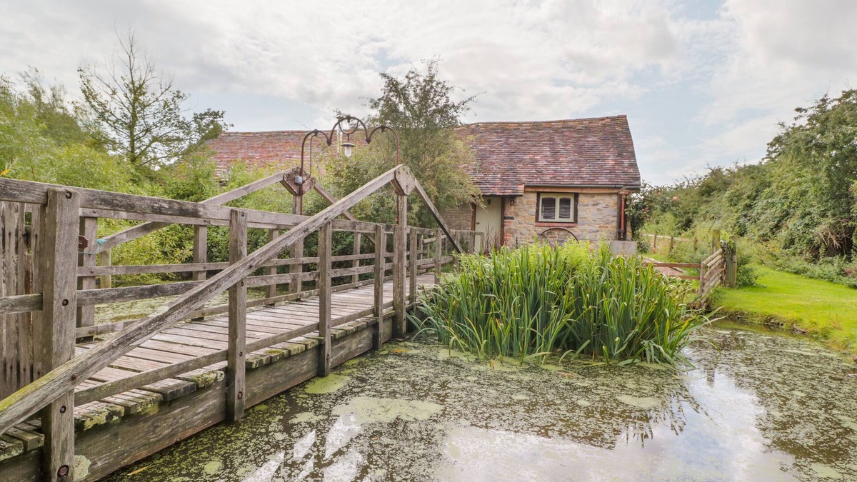 Gloucester Cottage | JACKDAW'S ROOST, pet friendly, with a garden in Cheltenham