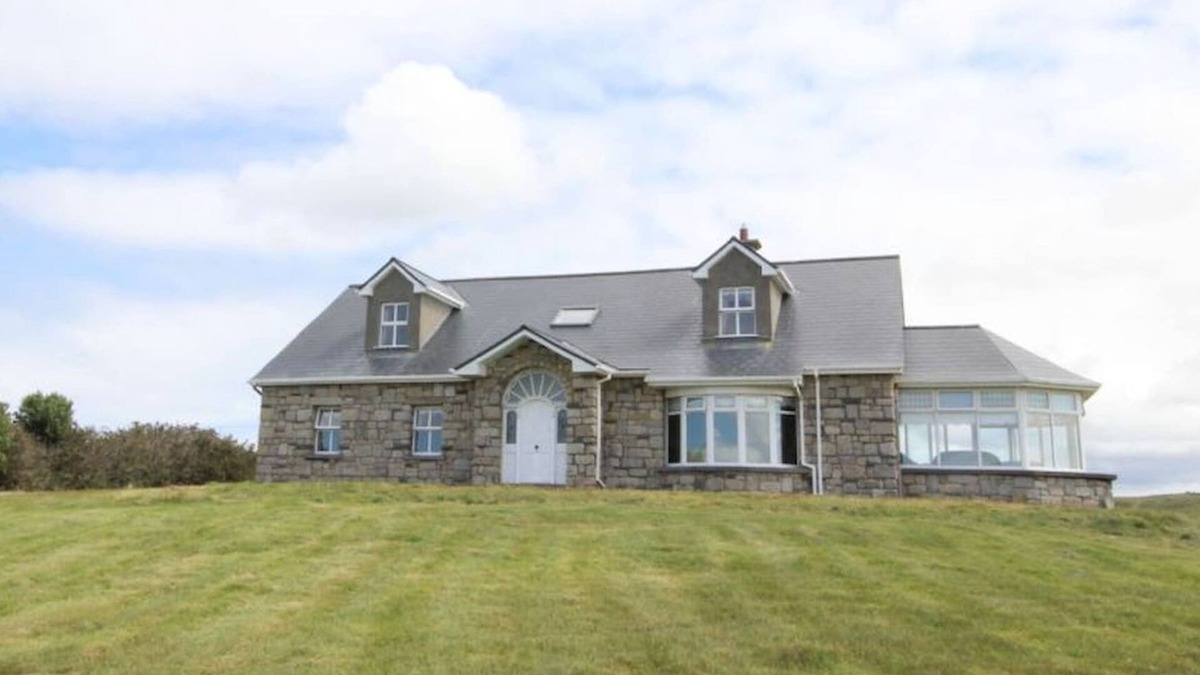Claddaghduff Ski Chalet | Jackie's Cottage, overlooks Omey Island & strand