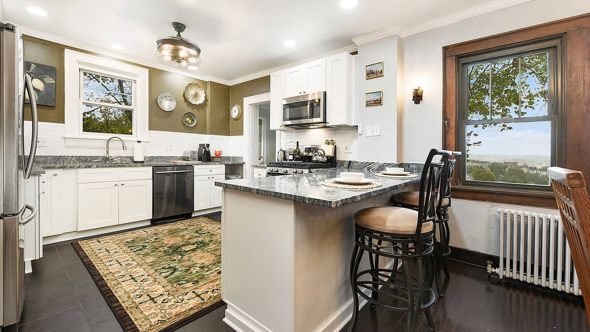 South Side Slopes House | Jackie's Hillside Charm - cozy, parking & glowing city view