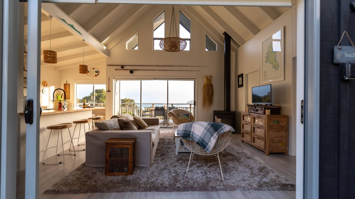 Tryphena House | JACKS SANCTUARY - amazing sea views, double outside bath, walk to the pub & cafe