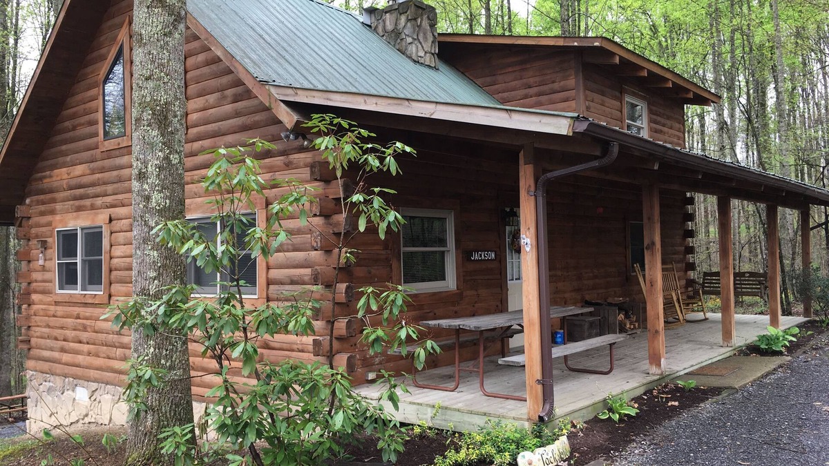 Hico Cabin | Jackson Cabin is a beautiful 3-bedroom, 2-story log cabin!