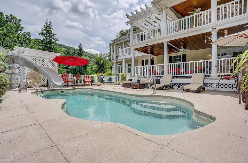 Covington House | Jackson River Estate 3 dwellings on River w/Pool sleeps 23