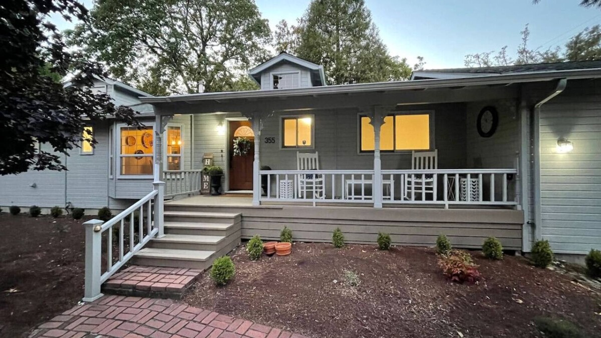 Jacksonville House | Jacksonville Creekside Inn