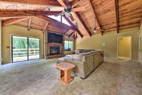 Arlington House | Jacksonville Home on 1 Acre about 6 Mi to Beach!
