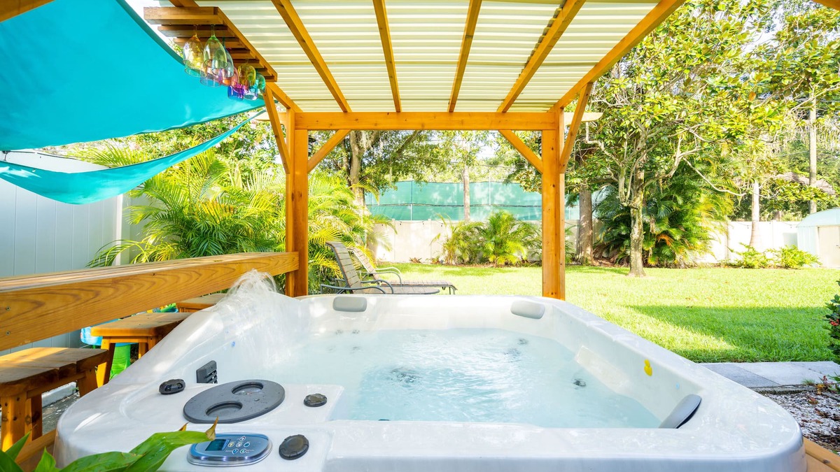 South Pinellas Community Council House | Jacuzzi.5 Mins to Beaches. Pet Friendly.