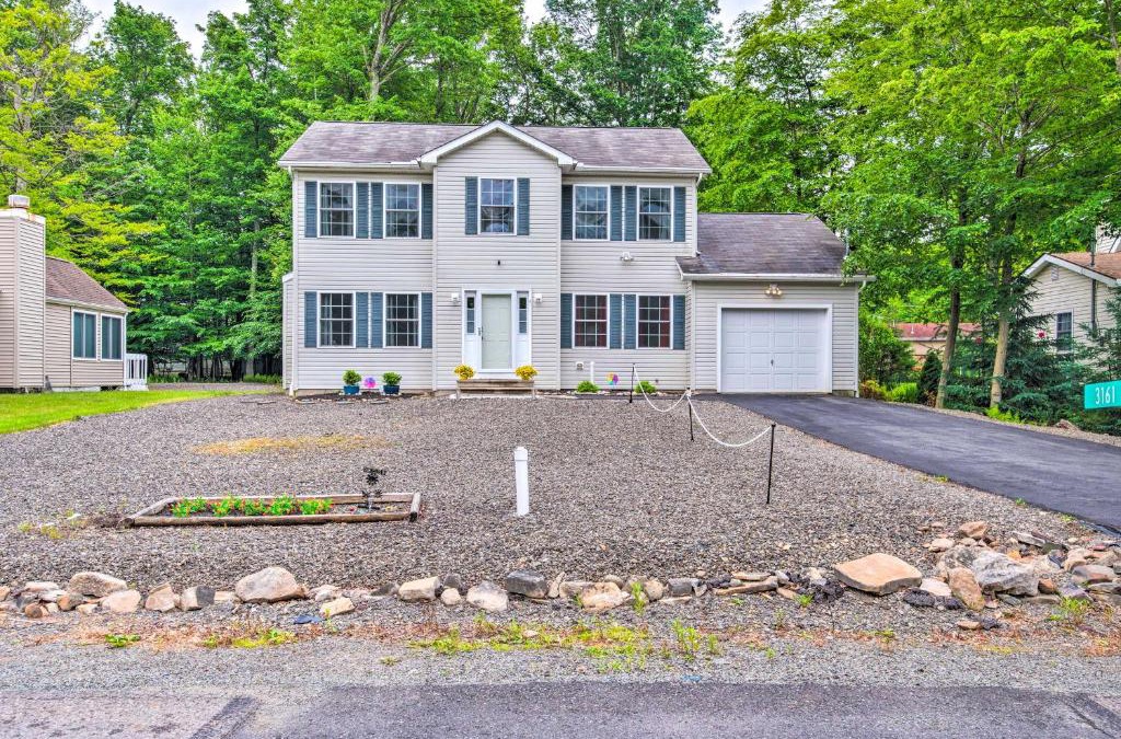 Tobyhanna House | Jacuzzi and Resort Amenities Tobyhanna Family Home!