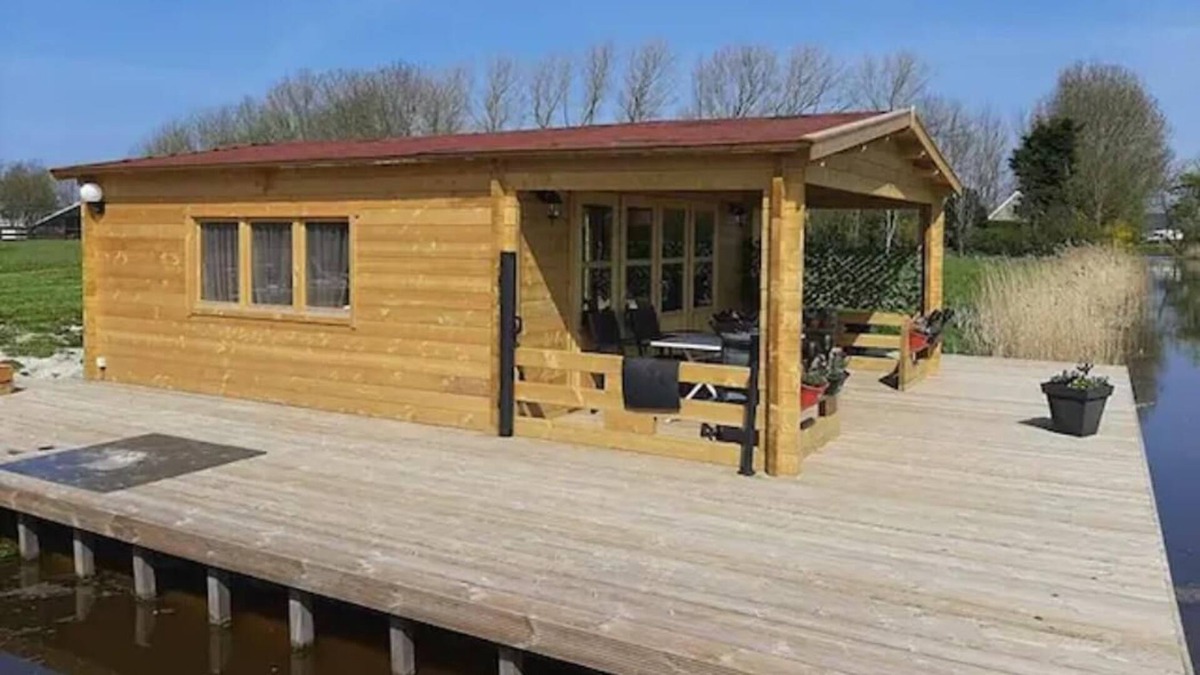 Hitzum Cottage | jacuzzi, cows, dairyfarm, relaxing, sleeping