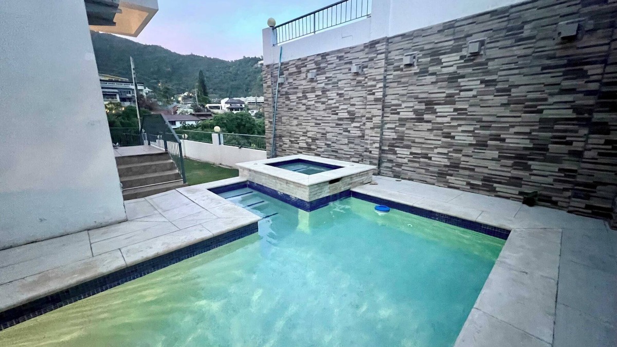 Glencoe House | Jacuzzi Loft and Pool Glencoe Townhome