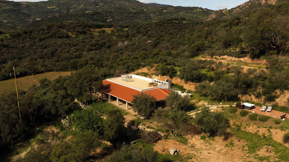Loceri Villa | Jacuzzi | Nature | Parking Places | 10 min from the Sea