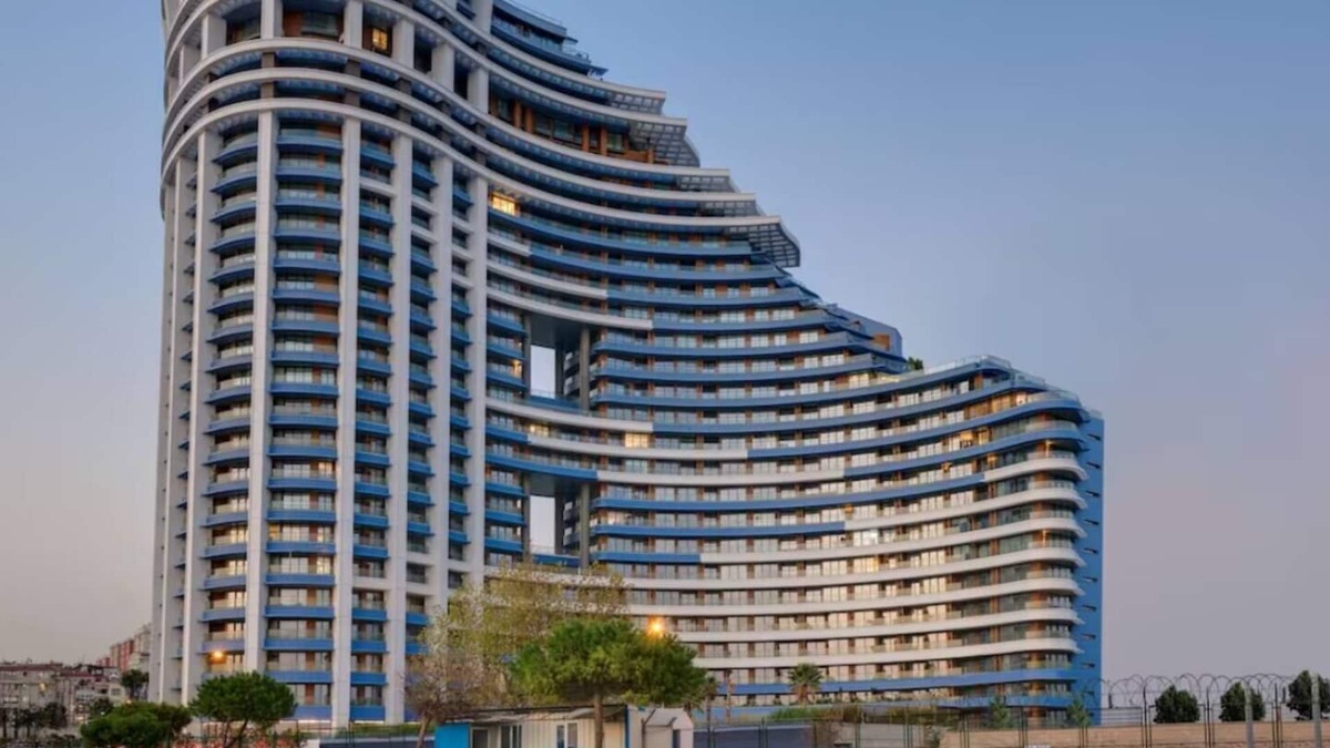Zeytinburnu Apartment | Jacuzzi on balcony with Princes' Islands view