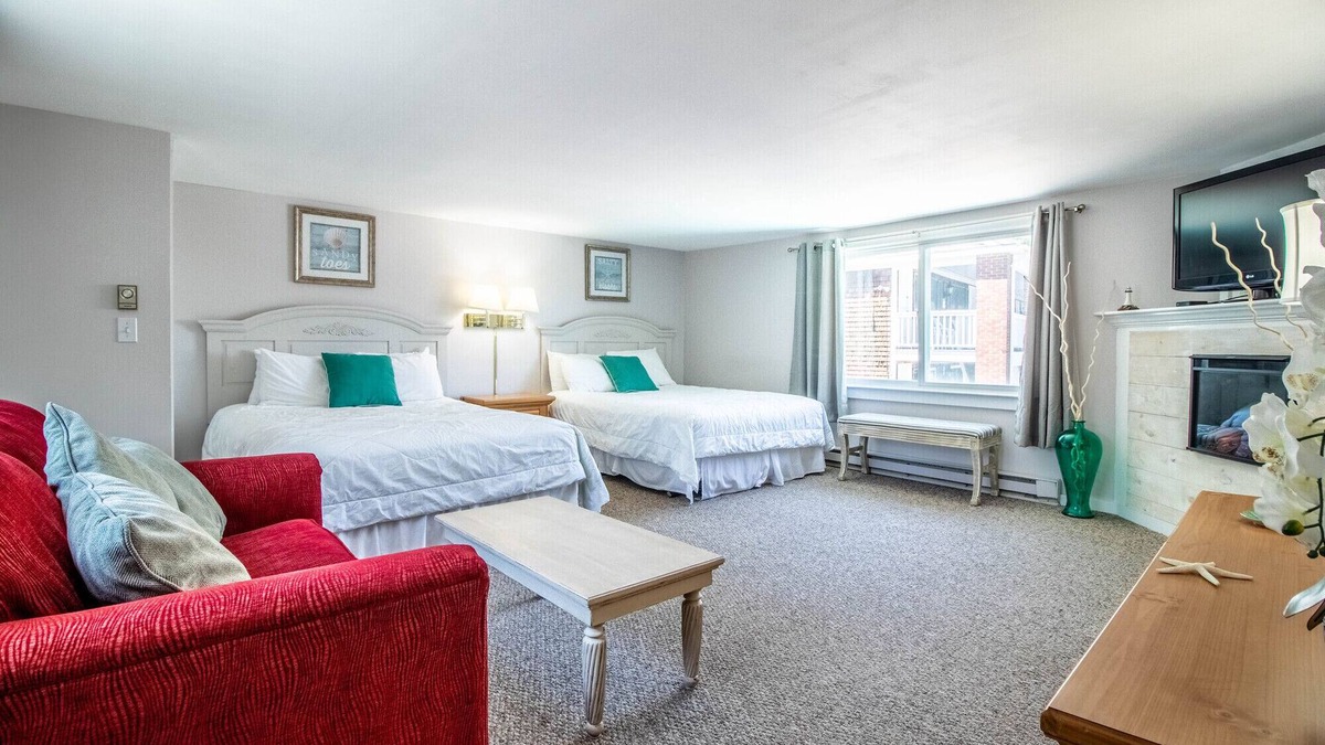 Ogunquit Cabin | Jacuzzi room - 2 Queen beds