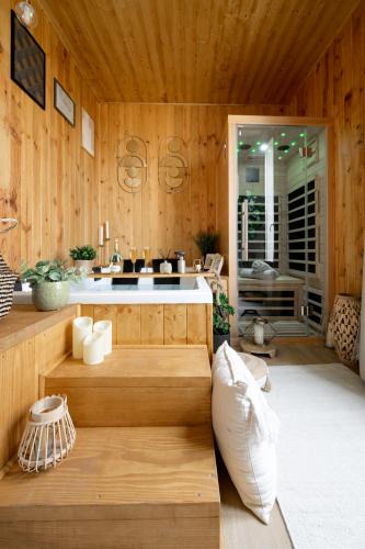 Les Muriers Apartment | Jacuzzi Sauna privatif - La Cabanette Spa
