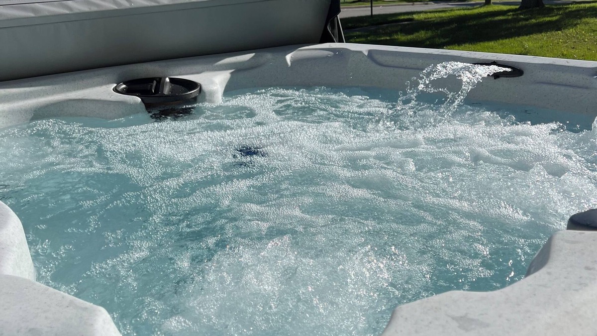 University Heights House | Jacuzzi! Spacious 4-bedroom 3-full Bath house with WiFi and AC near Beachwood