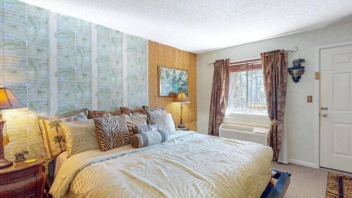 Eureka Springs Historic District Hotel | Jacuzzi Suite 205 at Tradewinds