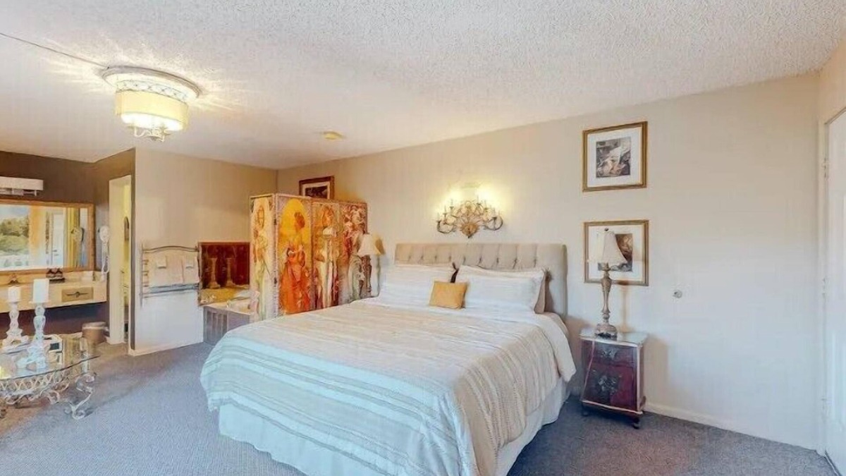Eureka Springs Historic District Hotel | Jacuzzi Suite 206 at Tradewinds