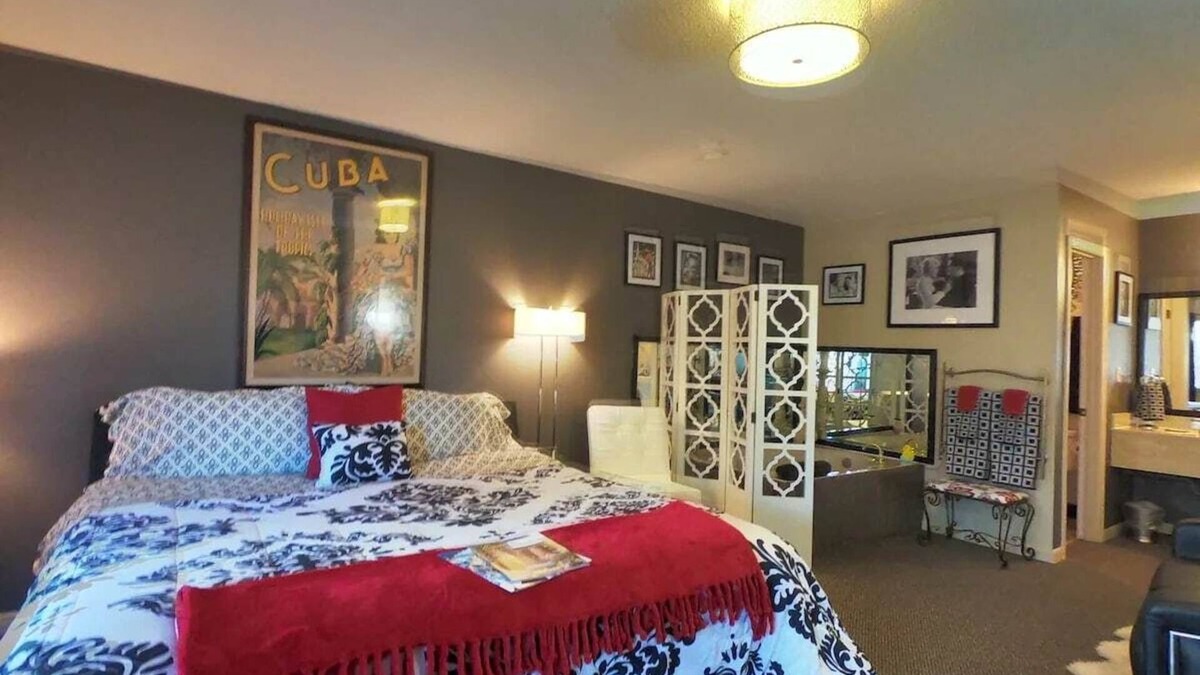 Eureka Springs Historic District Hotel | Jacuzzi Suite 204 at Tradewinds