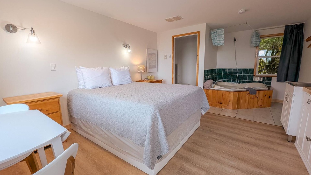 Ucluelet Hotel | Jacuzzi Suite | Ocean View