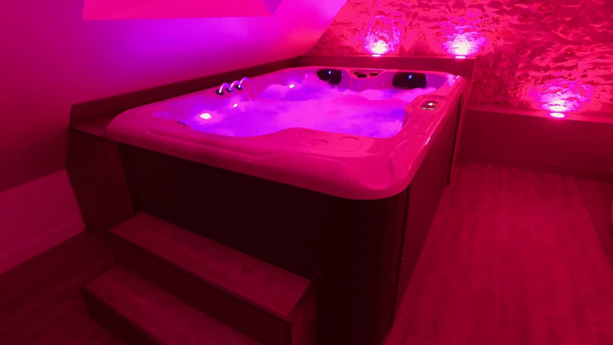 Petit Moisenay Apartment | Jade Cupid Suite.