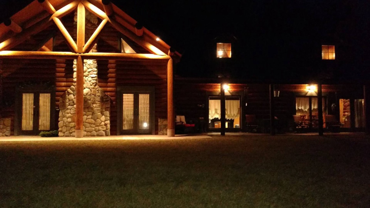 Custer Cabin | Jade Pines, Plenty of entertainment, Pinball, Shuffle Bowl, Darts, Outdoor Sauna
