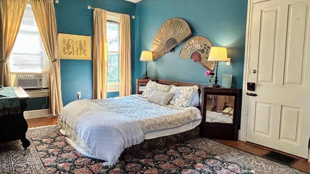 Adamstown Bed & Breakfast | Jade Room at The Amethyst Inn B&B, jacuzzi, fireplace, antiques and Lancaster