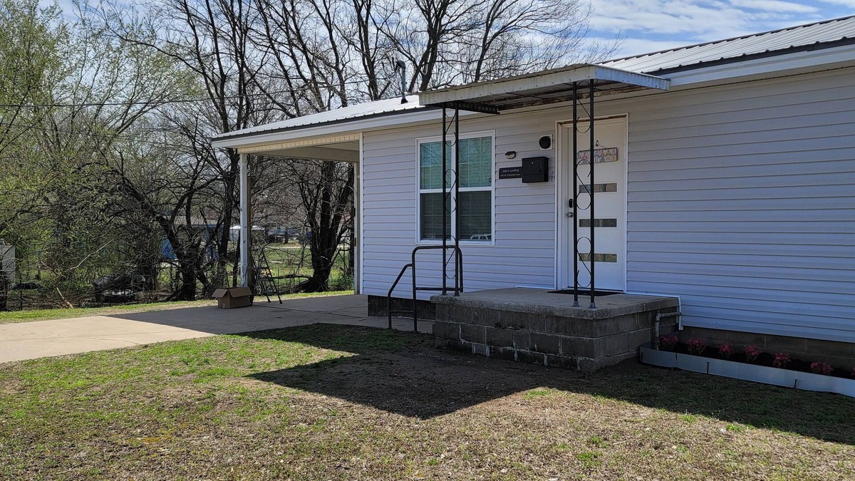 Sallisaw House | Jade's Landing-2 bedroom-new, modern, clean.