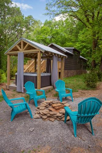 Lookout Valley Neighborhood Association House | Jake Cabin Luxury Hot Tub Cabin Near Downtown