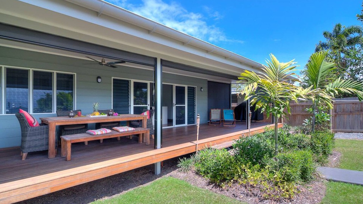 Newell House | Jalun BayunnFootsteps to the warm sands of Newell Beach - amazing family escape!