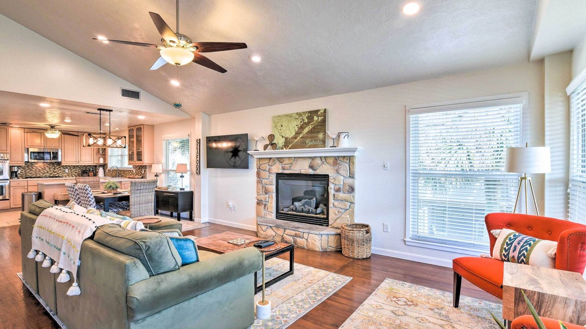 Jamaica Beach House | Jamaica Beach Waterfront Getaway: Kayaks & Dock!